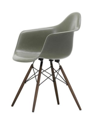 Grüner Eames Armchair DAW Stuhl von Vitra mit Holzbeinen, ein Designklassiker für Wohnräume.